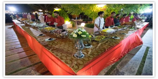 سرو غذای میهمانی ها و مجالس در محوطه باغ خانه رز